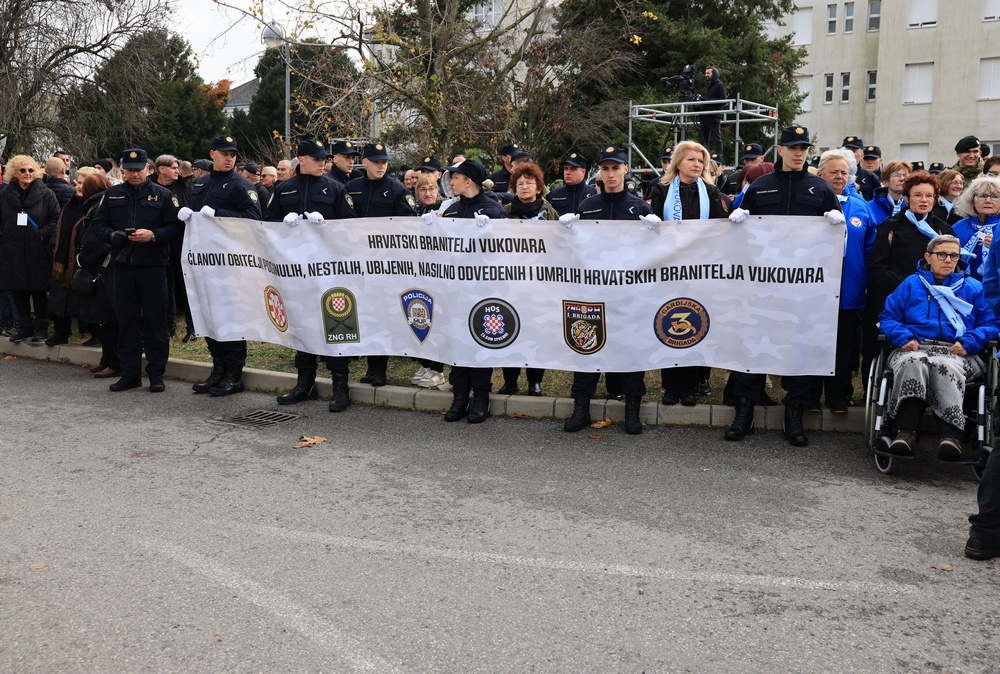 Vukovar, 19.11.2025 - Obilježavanje Dana sjećanja na žrtve Domovinskog rata. . Prigodni program počineo je u dvorištu Nacionalne memorijalne bolnice "Dr. Juraj Njavro" Vukovar. foto HINA/ ik