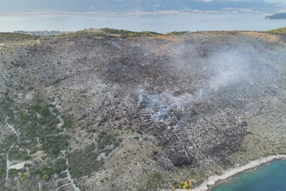 Munje izazvale niz požara diljem Dalmacije