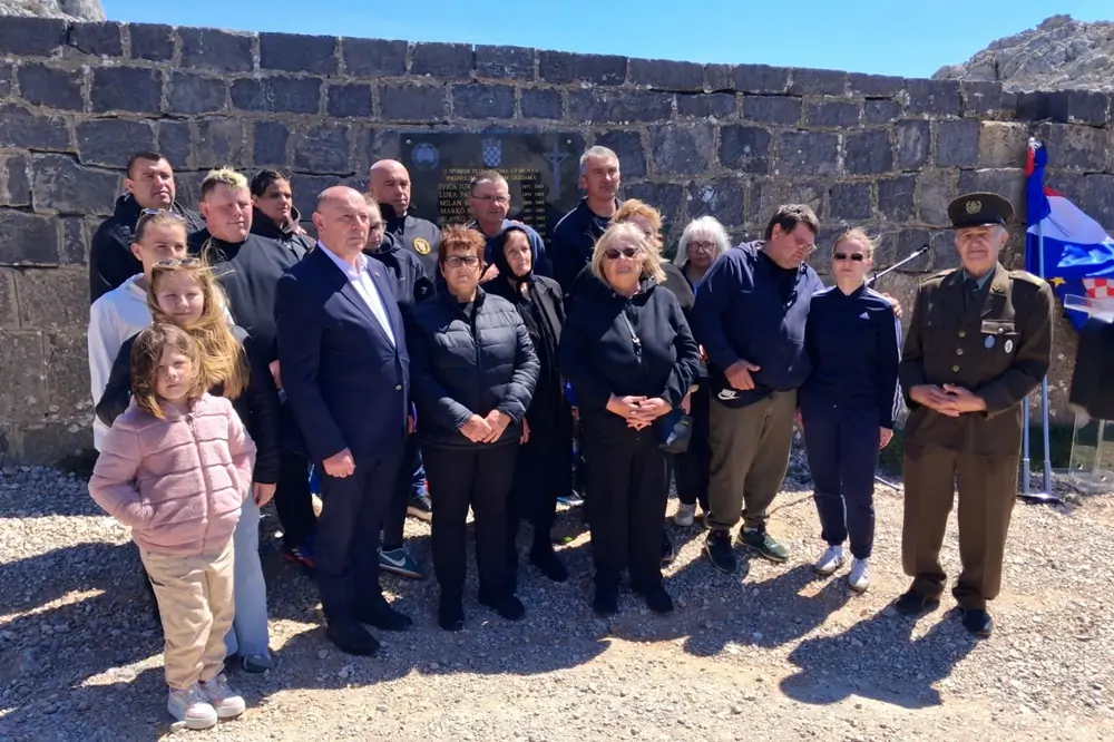 Otkrivena spomen-ploča poginulim braniteljima na Tulovim gredama