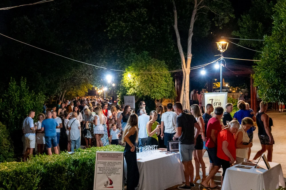 Vrhunski okusi, mirisi i glazba u srcu Blata: Održana večer manifestacije “Okusi i mirisi zavičaja – Blato Wine&Dine”